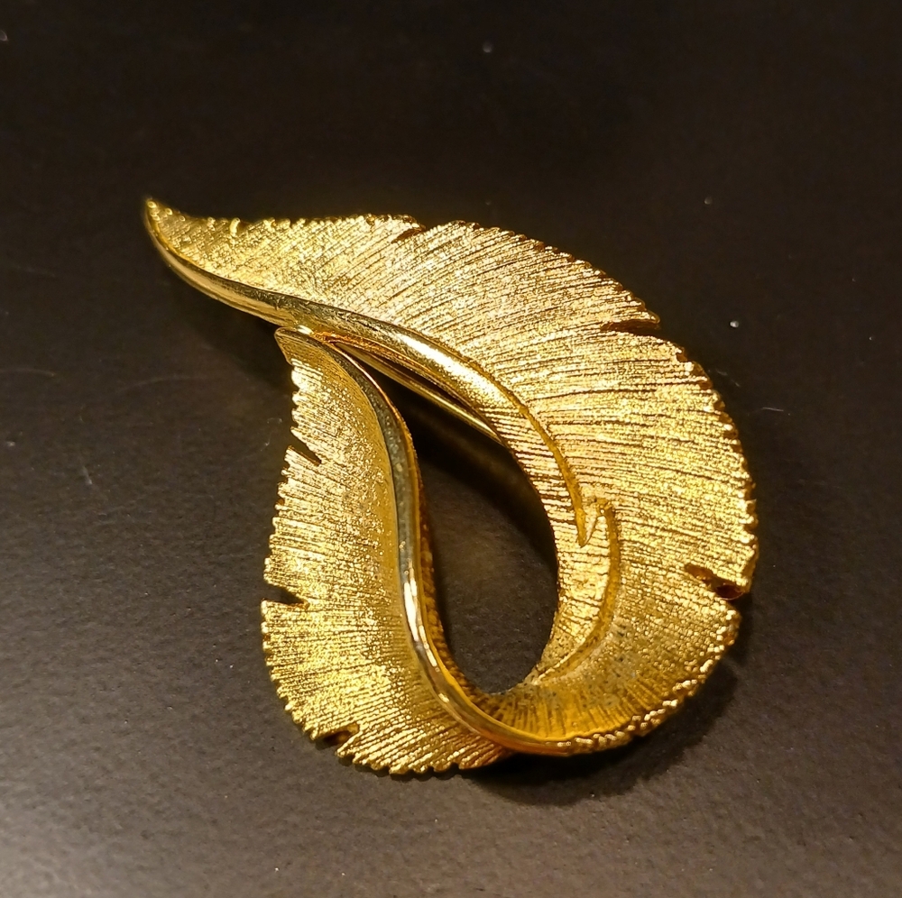 Vintage Sarah Coventry Brooch Pin Goldtone Engraved Swirl Feather Flair